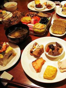 おせち料理【参の重編】飾り切りの手順付き筑前煮をご紹介!