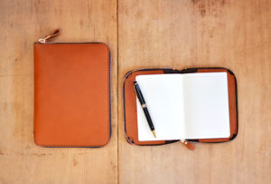 手帳カバーA5サイズ!革でファスナー付きオススメ厳選4選【決定版】