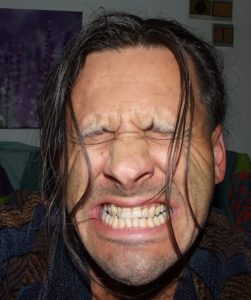 メガネで鼻が痛い時の調整方法は?実はレンズが原因の可能性も!